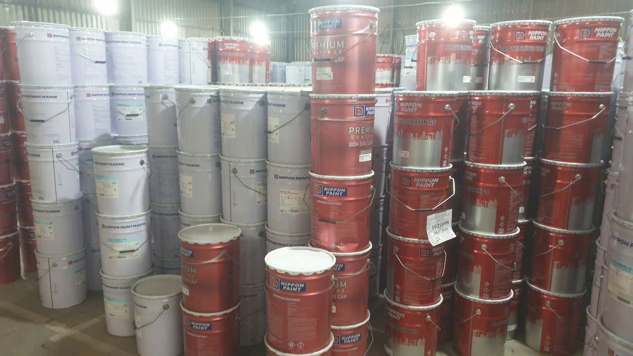 Thùng sơn công nghiệp xếp theo lô trong kho chứa vật tư