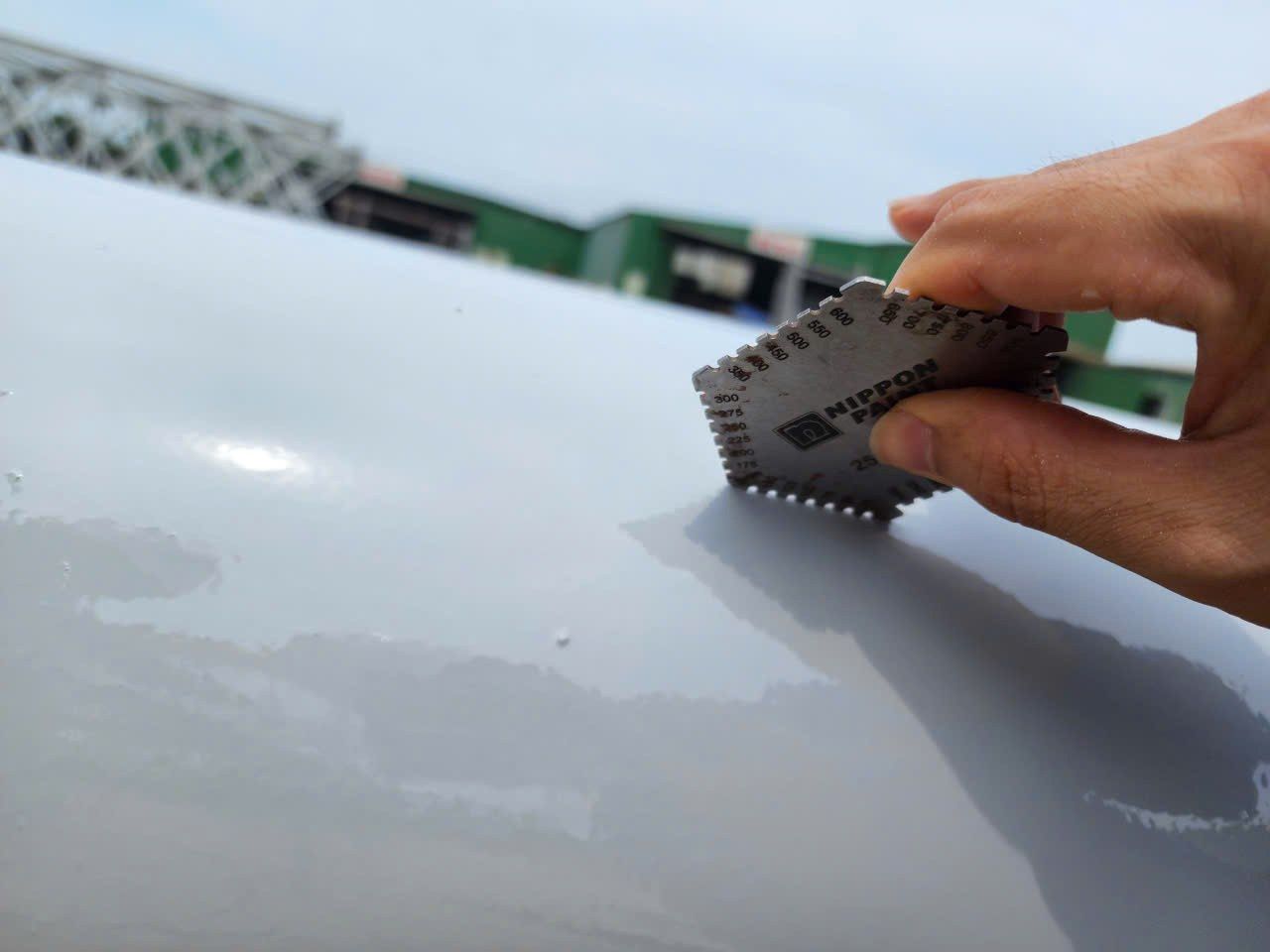 Lược đo chiều dày màng sơn ướt áp lên bề mặt thép vừa phủ