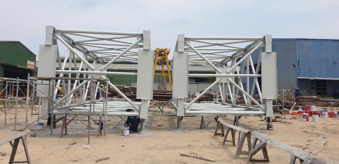 Cụm kết cấu thép giàn không gian đã sơn, lắp dựng ngoài trời